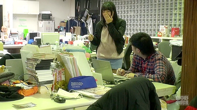 お口の中に3発以上のザーメンを入れて池袋・秋葉原・中野を野外散歩！頬袋でぐちゅぐちゅ泡立つザーメン！街中で大きく羞恥開口！舌上の精子を味わいながら、最後は人前でごっくん！