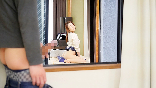 昼間から窓を開けたまま枕オナニーをしている隣の専業主婦と偶然目があったら…貴方ならどうする？