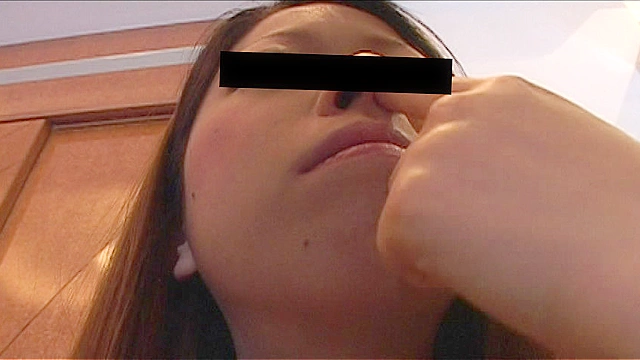 素人女性12人がカメラの前で鼻クソをほじってしまいました