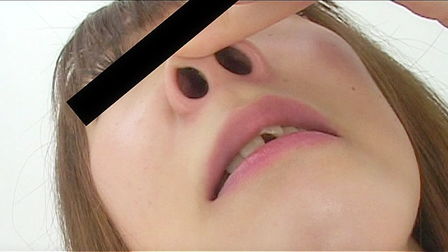 素人女性12人がカメラの前で鼻クソをほじってしまいました