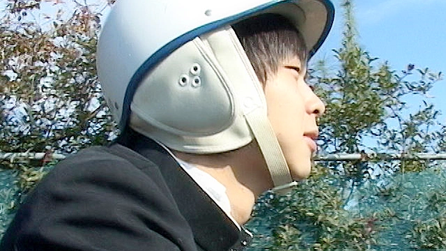 学生服の少年を部屋に連れ込みエッチないたずらをしちゃう！！