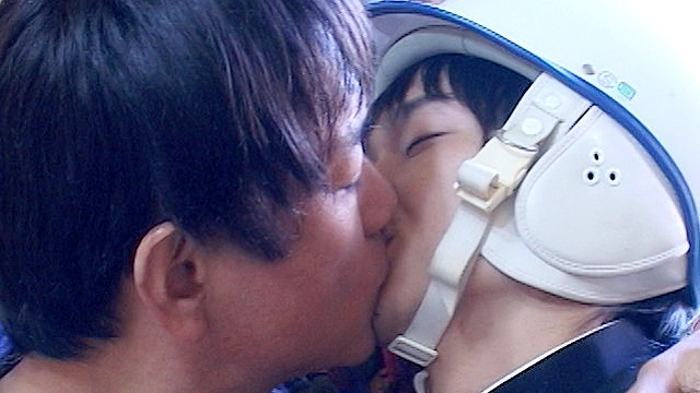 学生服の少年を部屋に連れ込みエッチないたずらをしちゃう！！