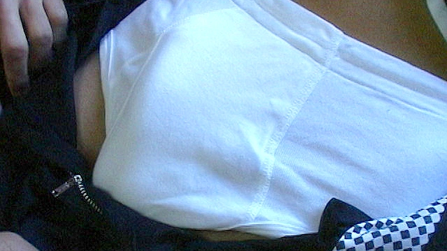 学生服の少年を部屋に連れ込みエッチないたずらをしちゃう！！