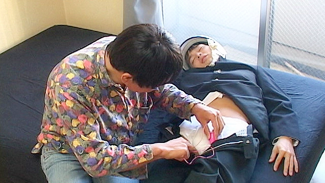 学生服の少年を部屋に連れ込みエッチないたずらをしちゃう！！