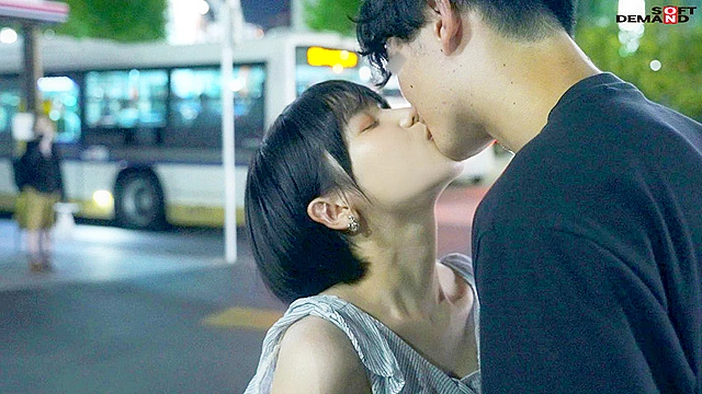 はじめての筆下ろしデート！SOD女子社員を 1 日貸切！！童貞君と外でいっぱいキスして朝から晩までイチャLOVE密着しまくったSEXドキュメント！！！ 柴崎はる