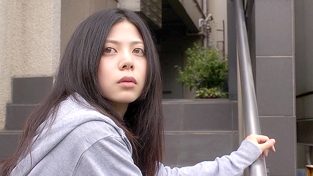 耳をかく女