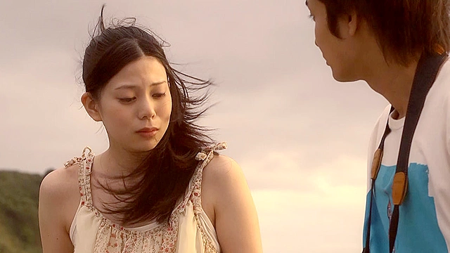 耳をかく女