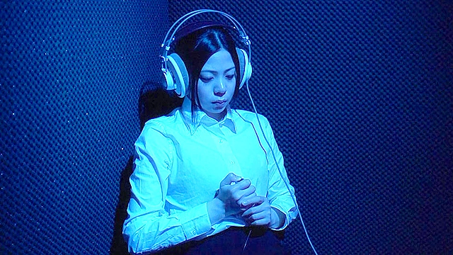 耳をかく女