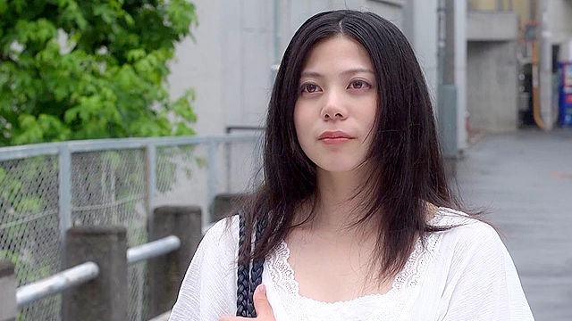 耳をかく女
