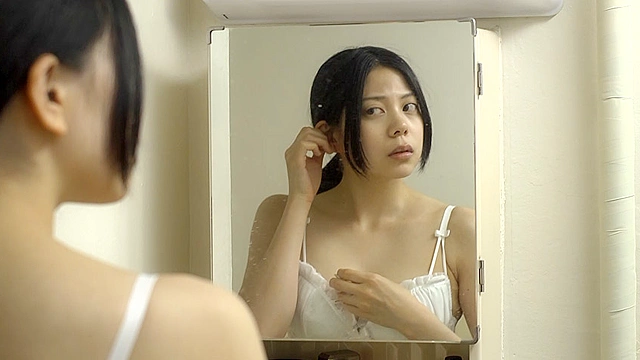 耳をかく女