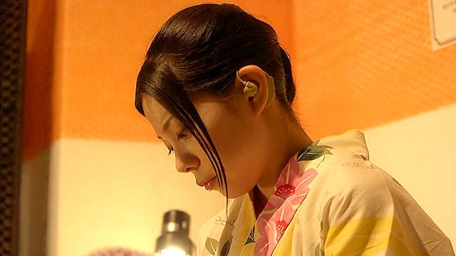 耳をかく女