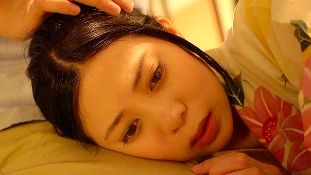 耳をかく女