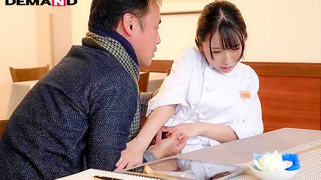 嫌がらせの低評価レビューをチラつかせてセクハラしてくる有名グルメ評論家に屈●の枕営業を強いられた元アイドルのホテルシェフ 楓きらり