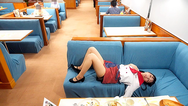羞恥！美少女完全淫乱♀化ビッグバンローター 電圧85倍！電マ以上に強力な振動で容赦無く野外失禁させる爆弾ローターをキツマンに○制挿入されアルバイトするファミレス娘