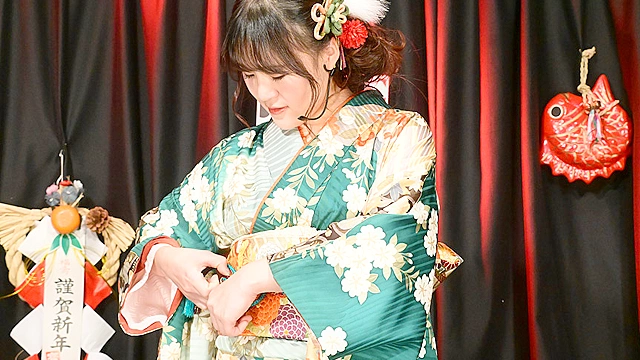 脱衣麻雀最強戦！晴れ着美女がカンチャンずっぽし！オマ●コずっぽし！？ 完全版
