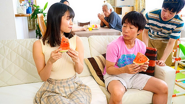 母性溢れる義理の姉Gカップおっぱいで精通するマセガキ絶倫弟二人。 浜辺栞帆