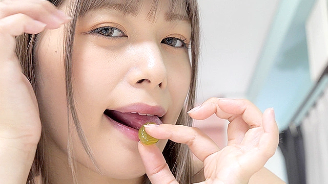 【舌ベロフェチ】大人気女優 紺野ひかるチャンの舌ベロ観察＆電マ本気オナニー！