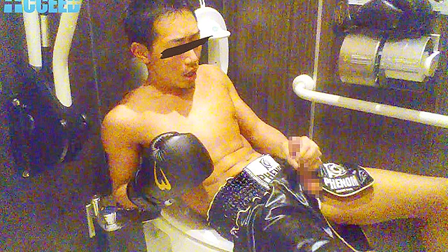 AKIRA『初撮りセルフ顔射アナニ―＆公衆トイレで自撮りオナニー』