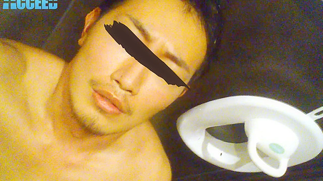 AKIRA『初撮りセルフ顔射アナニ―＆公衆トイレで自撮りオナニー』