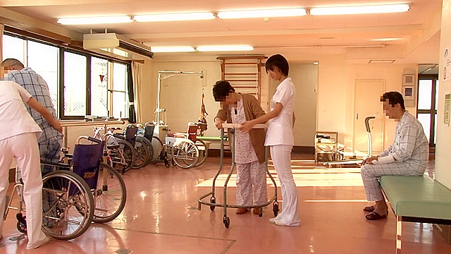 「看護師の透けパン尻をオカズに隠れせんずりしていたら 勃起汁まみれチ○ポを見られ怒られるかと思ったらヤれた」“今回限りのエロ尻すぎて患者暴走ヤるVer．”