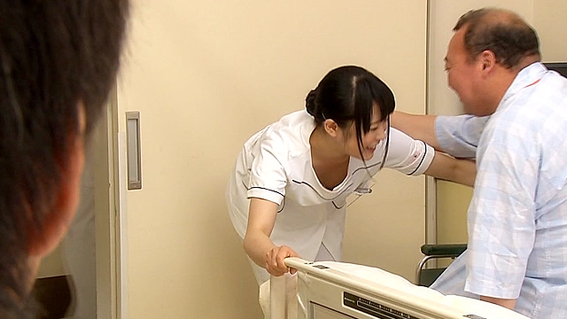 胸チラしているのに気付かず働く担当看護師に手を出しちゃった俺