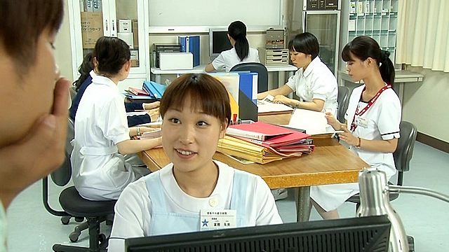 胸チラしているのに気付かず働く担当看護師に手を出しちゃった俺