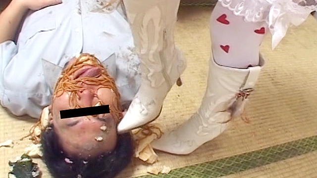 ○撮したオタクをお立ち台にして萌えポーズを決める超童顔メイド
