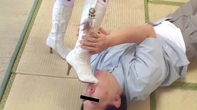 ○撮したオタクをお立ち台にして萌えポーズを決める超童顔メイド