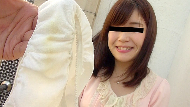 素人娘のオマ○コに今まさに密着している絶賛使用中の汚パンティー 16人3時間26分スペシャル