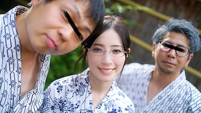 父親がいない間に何度もセックスしたがる性欲が強すぎる義母は絶倫息子の生挿入も拒まない