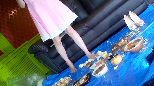 アイドル級美少女の裸足で弁当クラッシュ その1