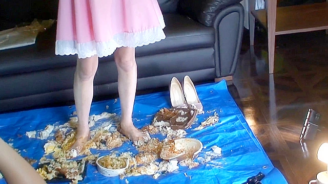 アイドル級美少女の裸足で弁当クラッシュ その1
