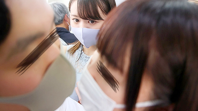 マスク越しのキスは最高の前戯！美淑女に満員状態で息がかかるほど密着したらベロキスを求められヤられた