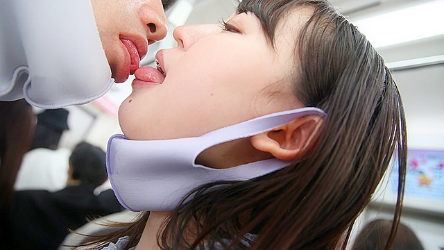 マスク越しのキスは最高の前戯！美淑女に満員状態で息がかかるほど密着したらベロキスを求められヤられた