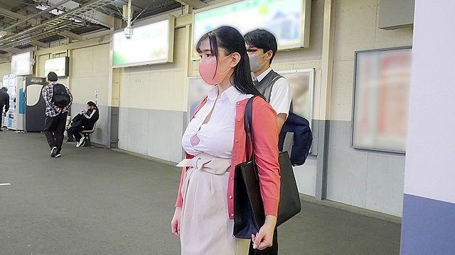 マスク越しのキスは最高の前戯！美淑女に満員状態で息がかかるほど密着したらベロキスを求められヤられた
