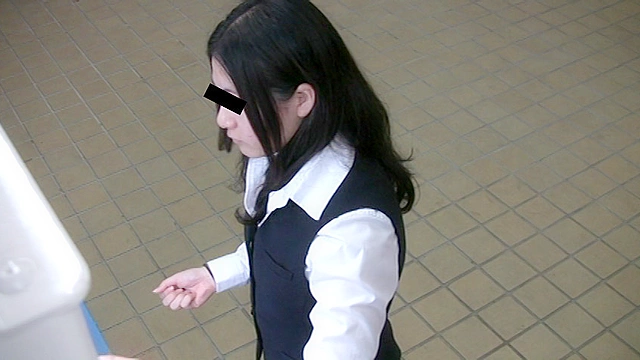 社内に取り付けられた自動販売機パンチラ4