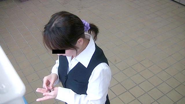 社内に取り付けられた自動販売機パンチラ4