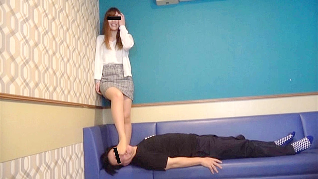 帰宅途中女性のパンスト＆生足舐め専門食（2） 美脚コンパニオン様の口爪先突っ込みは最高