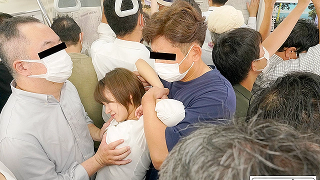 満員電車で吊り革拘束され両乳首同時開発のすえ無念の発情してしまった巨乳美女 美波もも