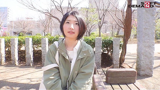 けがれを知らない無垢な顔で、君は愛液を垂らし続けた。 鈴木理子 28歳 AV DEBUT