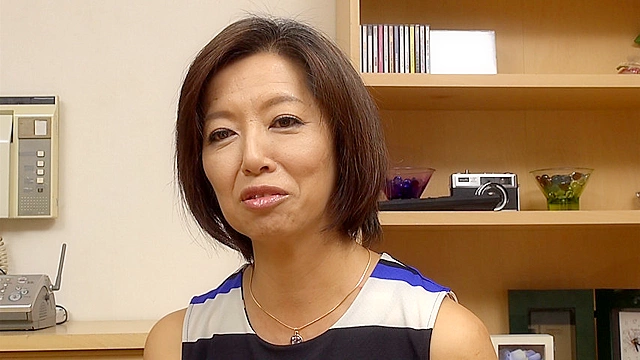 熟年AVデビュー おっとり顔の淑女様！ ムッチリ腰回りはムッツリの証 筒美かえで