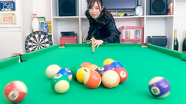 黒レザーパンツで白いザーメン搾り尽くす至極の腿こき2