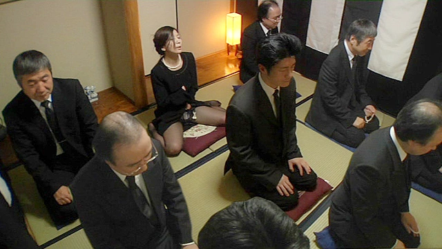 葬式中にこっそりオナニー＆おもらしする女