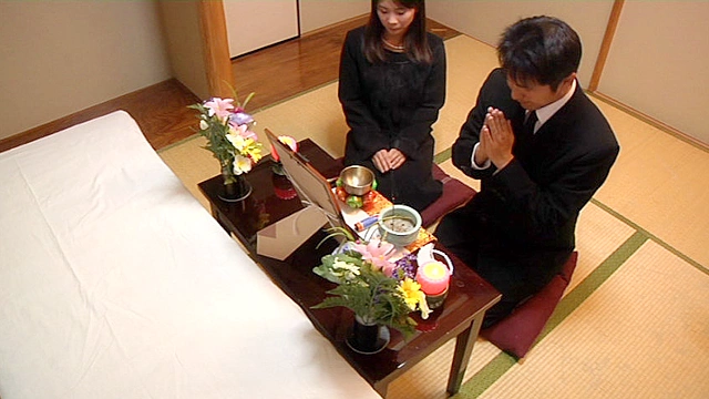 葬式中にこっそりオナニー＆おもらしする女
