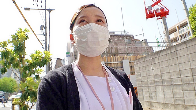 完全顔出し現役ナースをガチナンパ！白衣の天使がEDに悩む男を改善！ ギン勃ちしたら喜んで中出しセックスまでさせてくれました！ 朝倉ここなさん