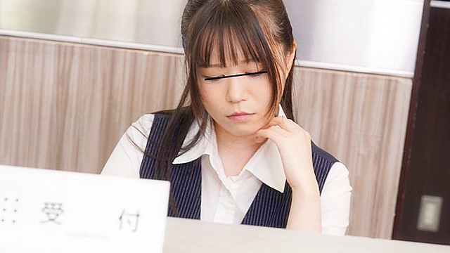 憧れのミニスカ受付嬢に優しくびしょ濡れチ○ポを口に含まれた俺 逢うたびにいつもドキドキしてしまうほどの美人受付嬢。冴えないダメ社員の俺なんて絶対相手にしてくれない高嶺の花。ある日、突然の夕立でびしょ濡れになった俺が受付に飛び込んでいくと…今までがまるで嘘かのように「大丈夫ですか？」と優しく介抱してくれた！思わずソソられ冷え切ったチ○ポがムキムキに！すると、それを見た美人受付嬢が「冷えて風邪ひきますよ」とあったかい口の中に俺の勃起チ○ポを咥えてきて…さらに下の穴でも温めてくれました！！
