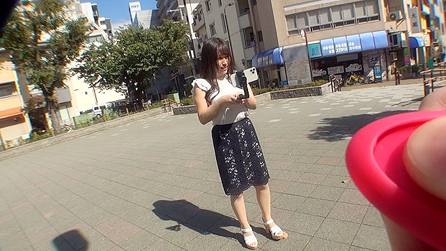 美人妻ナンパ企画 膣トレリモバイ羞恥散歩リモディル羞恥走行！ 人生初の野外恥辱プレイでアクメモードに突入し歯止めが効かず性欲爆発中出しSEX！