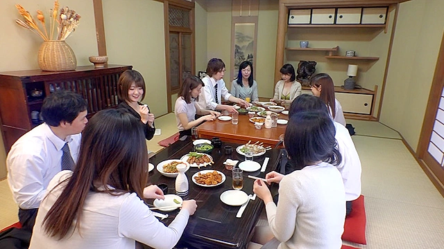 女上司に飲み会に誘われ、酔って無防備になった胸チラやパンチラにビンビン！そんな新入社員の元気チ○ポに興奮した先輩はギュっと握りしめてきて、みんなの目を盗んで店内でハメちゃいました。