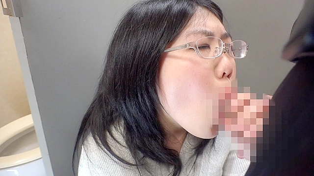 女上司に飲み会に誘われ、酔って無防備になった胸チラやパンチラにビンビン！そんな新入社員の元気チ○ポに興奮した先輩はギュっと握りしめてきて、みんなの目を盗んで店内でハメちゃいました。