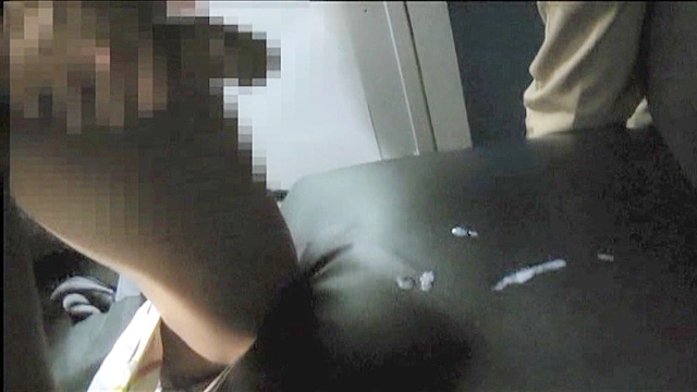 おでかけ発情プチ露出男子 02